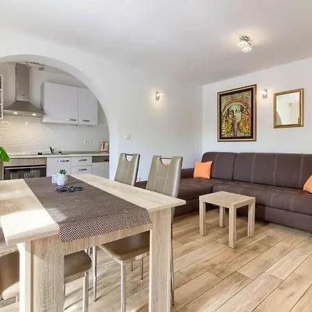 Villa Trusina With Pool In Istria Valtura